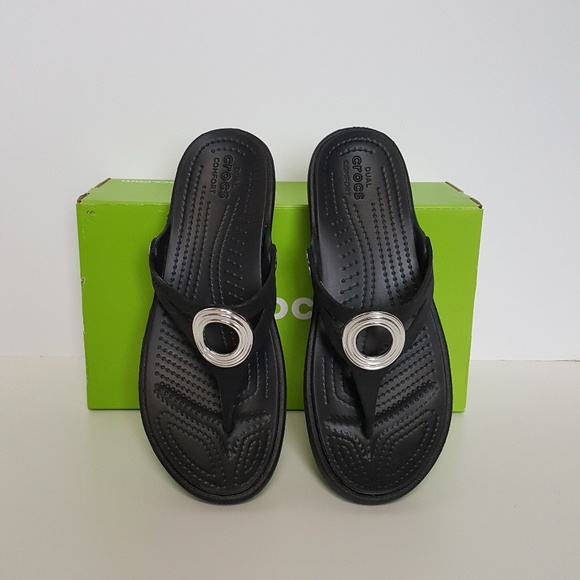 crocs sanrah hammered metallic sandal